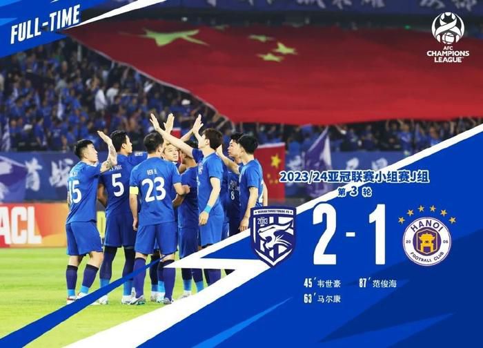 从未出现在以往电影中的他首次亮相，不知道会带来怎样的秘密，我们拭目以待！而预告片画面也印证了他的描述，在电影《坚如磐石》中，现代感的拍摄风格取代了传统的天圆地方、中正端平的古典主义构图，都市化的瑰丽霓虹取代了以往或浓或淡的传统色彩体系，而所有的影像都为故事服务